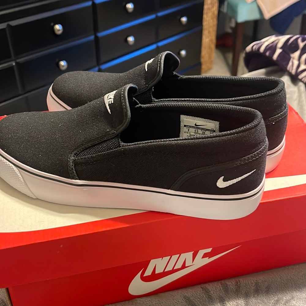 Womens Nike sz 8 Toki Slip Canvas sneakers